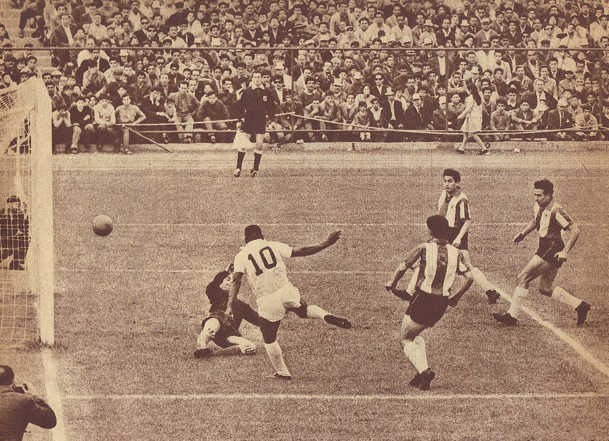 sifup's tweet photo. A un mes de su muerte 

⚽️ PELÉ ETERNO
O Rei: sus 40 goles en Chile
https://t.co/XbRokdrw3M

📝 Por Luis Urrutia O’Nell https://t.co/AEpNzErH4a