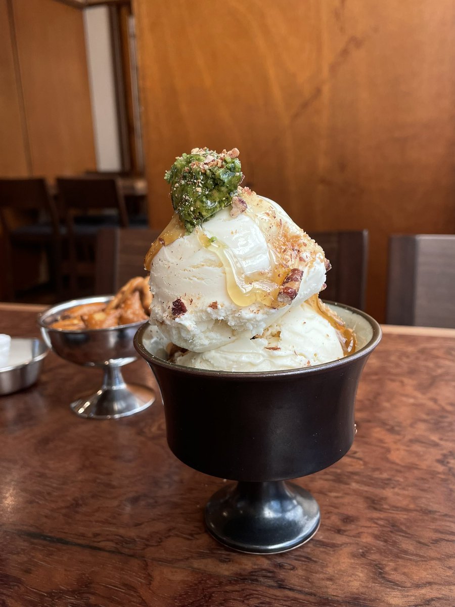 serodozer's tweet photo. 안국 법원 

버번 위스키를 파는 법원.. 위스키의 맛도 매력도 아직 잘 모르겠지만 바질페스토가 올라간 저 아이스크림 만큼은 꼭 다시 먹고싶다.. 🍧 다채로운 맛에 띠용됨 .. 위스키는 비싸고 어려운 취향인 것 같다 https://t.co/7Eh3egvj1m
