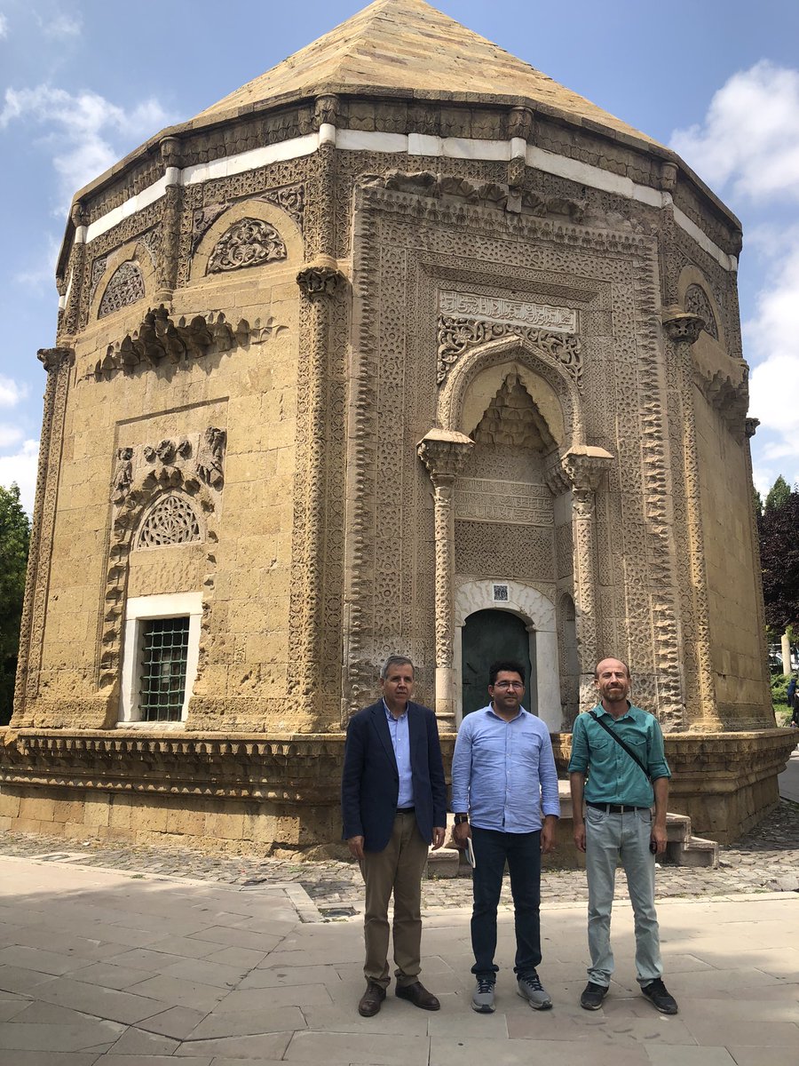 ilyasGkhan1's tweet photo. #Niğde’de türbesi bulunan 4.Kılıçarslan’ın kızı #Hüdavent Hatun’un gerçek adı MH #Yinanç’a göre #Selçukî Hatun olup #Moğol hanı Abaka onu oğlu #Argun’a isteyince putperest olması sebebiyle #Selçuklular karşı çıkmalarına rağmen korkularından evliliğe razı olurlar. Hüdavent Türbesi https://t.co/lWynMMe4ik