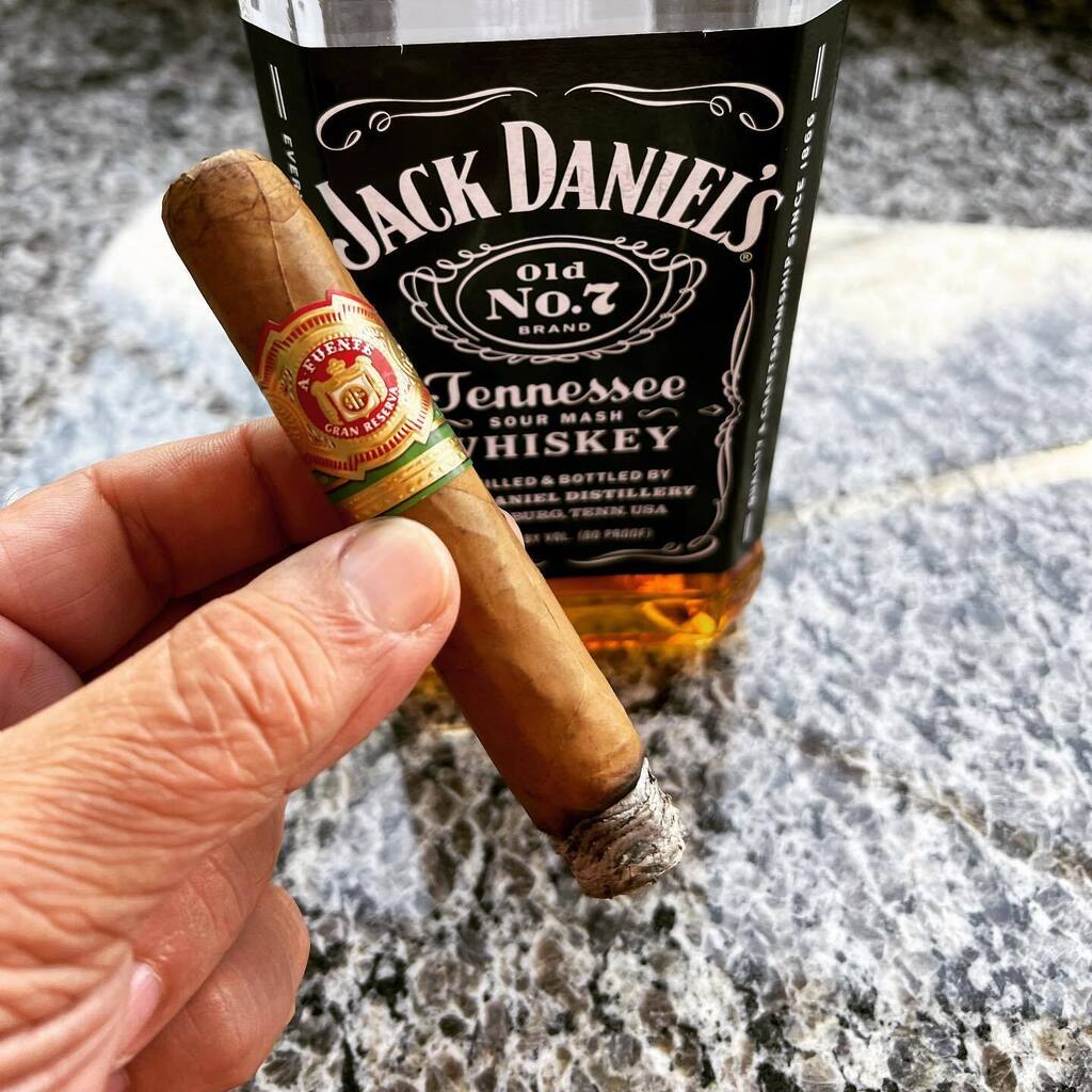 A couple of favorites…

#cigars #CigarLife #CigarCulture #ArturoFuente #Fuente #onlyfuenteisfuente #JackDaniels #CigarsAndWhiskey #lanailife #swfl #veniceflorida #tennessewhiskey instagr.am/p/CoAIHclu1Fa/