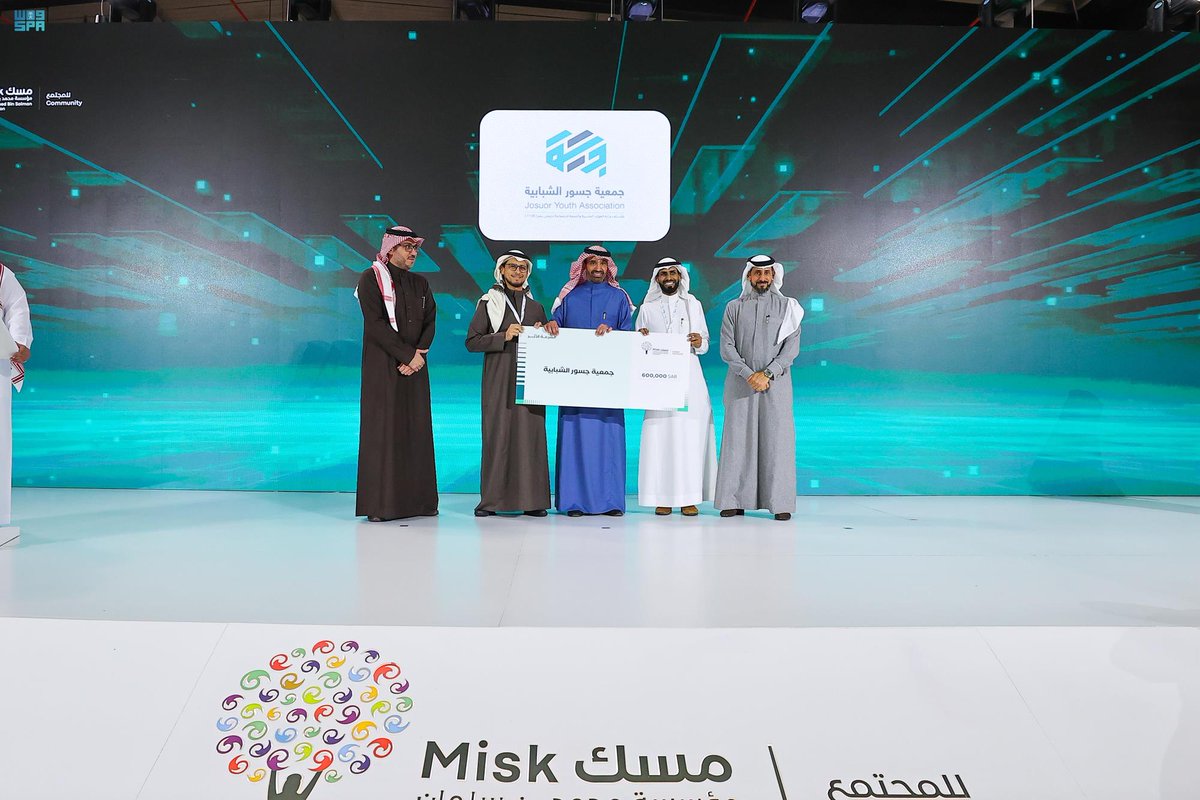 وزير الموارد البشرية يرعى احتفاء "#مسك" بتخريج الدفعة الثانية من برنامج بناء المنظمات الشبابية غير الربحية.
spa.gov.sa/w1846700
#واس_عام