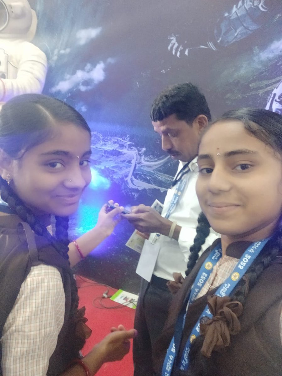 Mmdrs_Byadgi's tweet photo. Two of our champions at the science exhibition Bangalore. #Scienceexpo2023 #Palaceground #Bangalore @DOMGOK @A_k_Manju @KummurKantesh https://t.co/4jGvav7neu