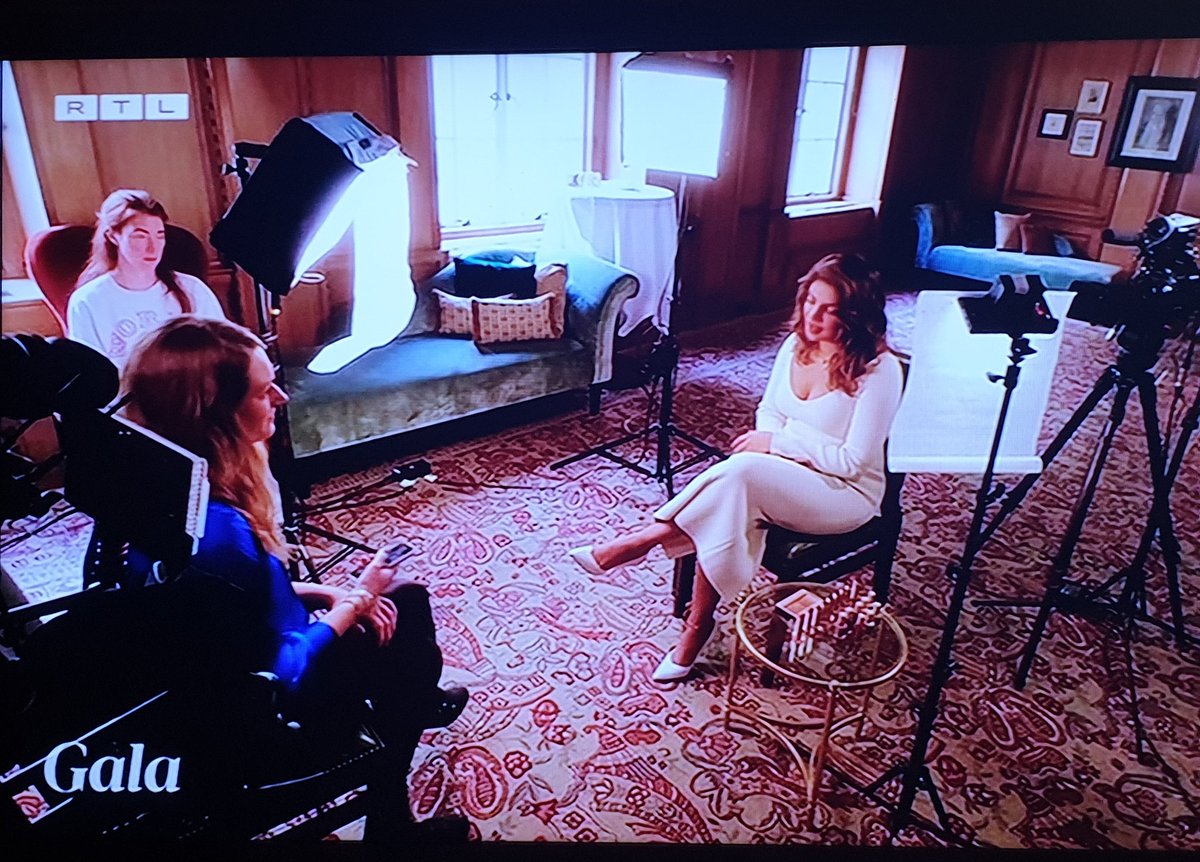 Desiree_R2's tweet photo. thanks @priyankachopra ππ½π It's really a pleasure to see you on German TV.π @gala @K_Delling
So I can still look at the wonderful pictures almost three weeks after your visit to London. #MaxFactorXPriyanka
You inspired the team on site and us spectators tooππΎ as always π₯° https://t.co/cMiOR4VIGw
