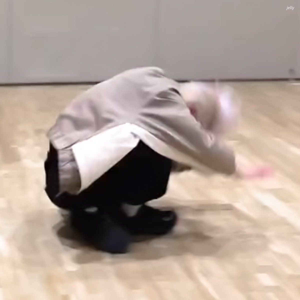 rumahyeonbin's tweet photo. Sibuk sekali seperti kuda 🥺
Yang masih nungguin penilaian lomba harap bersabar, segenap etmints sedang sibuk-sibuknya mengejar karier. https://t.co/Sxj9OEP1Fr