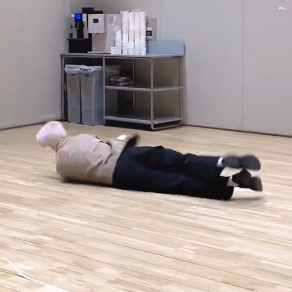 rumahyeonbin's tweet photo. Sibuk sekali seperti kuda 🥺
Yang masih nungguin penilaian lomba harap bersabar, segenap etmints sedang sibuk-sibuknya mengejar karier. https://t.co/Sxj9OEP1Fr