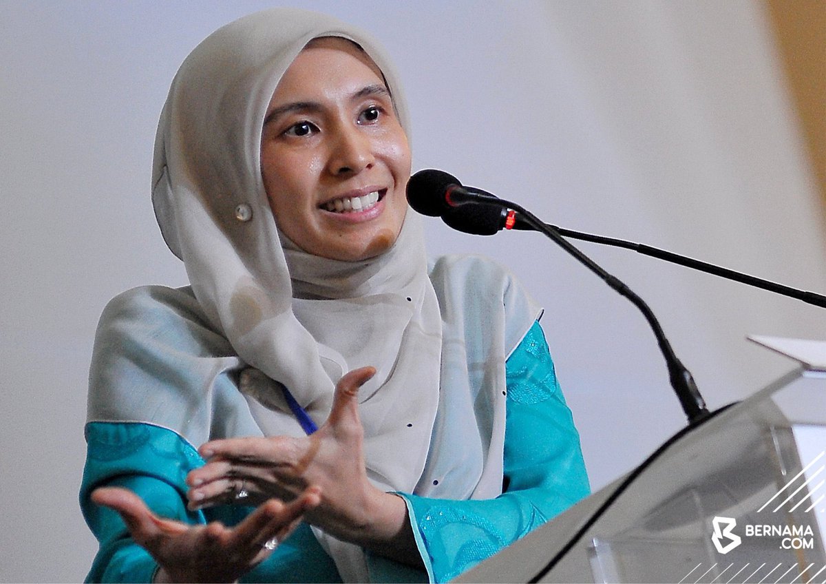 GDaBozzz's tweet photo. Nepotism?

Nurul Izzah entered into Uniten &amp; John Hopkins on merit. She graduated while DSAI was in prison.

She stood in Lembah Pantai and won against then UMNO/BN Ketua Wanita while DSAI was in prison.

She didn't need her father. She fought for what she believed in. https://t.co/gI8VtPZbu0