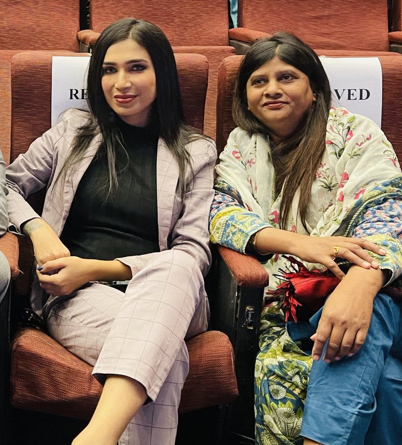 “Pakistan’s first”

Pakistan’s first transgender doctor & Pakistan’s first ever Hindu Senator from Thar in a single frame & both belong to the land of Sindh 🇵🇰

Sindh is a synonym for pluralism, multiculturalism & multilateralism! 

Proud of you both @KeshooBai & Dr #SaraGill 🙏