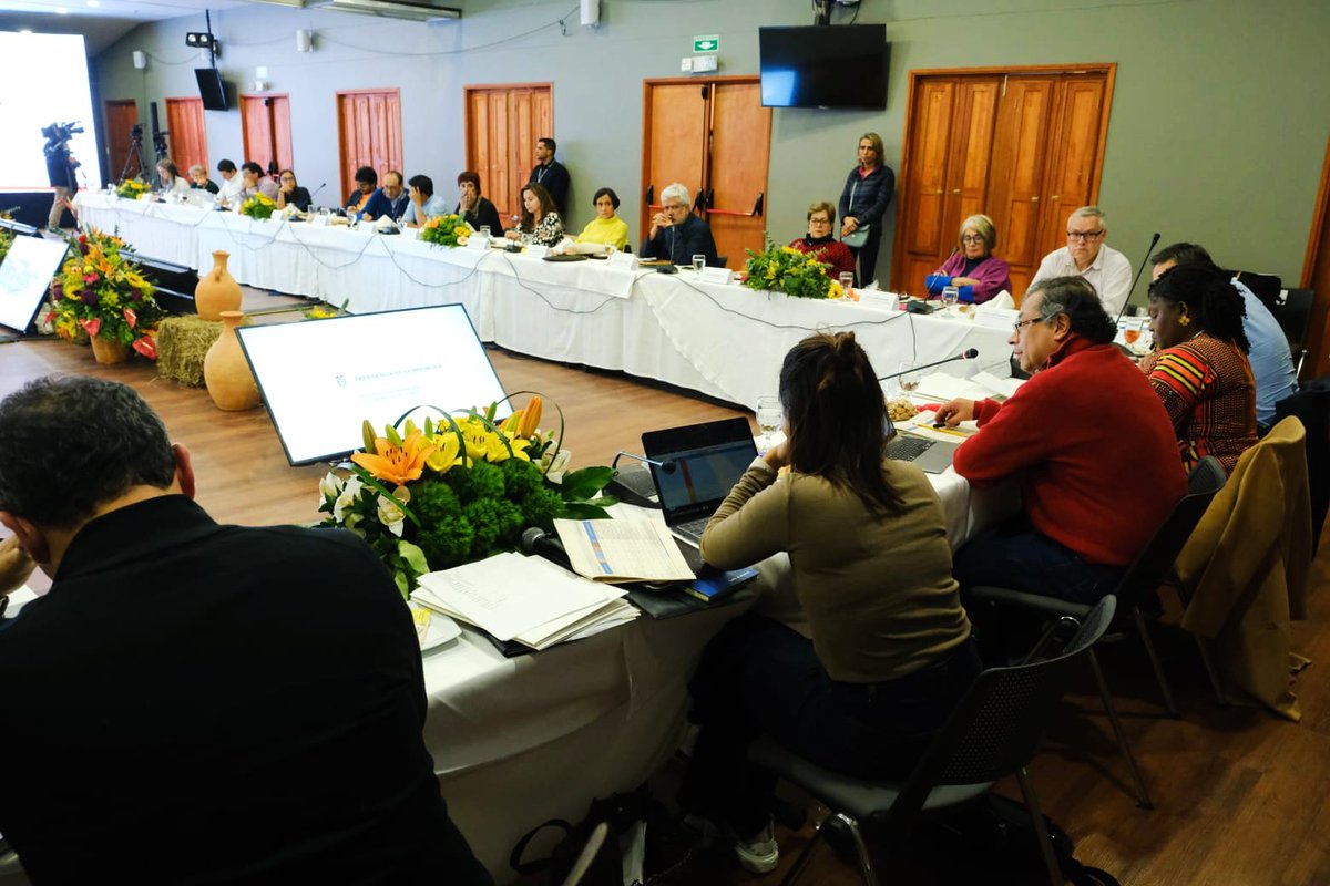 petrogustavo's tweet photo. En la reunión del consejo de ministros estudiamos la adición presupuestal para este año y las reformas que se presentarán a discusión de la ciudadanía y el Congreso. https://t.co/0d6Y8ISyGf
