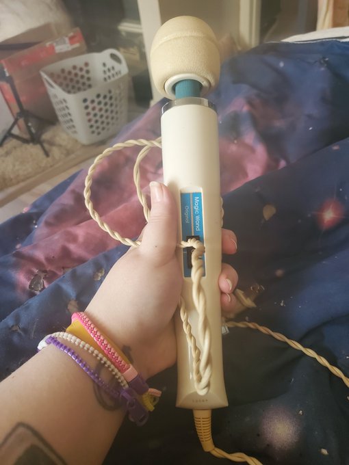 and on this day, I am retiring the very first Hitachi Magic Wand that I ever owned and busting out a<a href="/tag/niteflirt"class="tags"><span>#niteflirt</span></a>