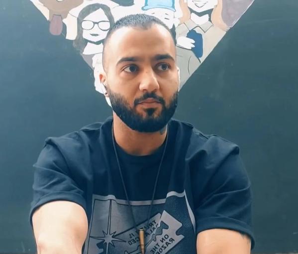 طبق اطلاعاتی که منابه مطلع منتشر کرده‌اند، #توماج_صالحی همچنان در انفرادی و زیر شکنجه شدید است. جمهوری اسلامی در واقع می‌خواهد انتقام خیزش مردمی را از توماج بگیرد.
هر روز نام توماج را فریاد بزنیم. هر روز صدای او باشیم. او صدای ما بود. 
#مهیا_امینی