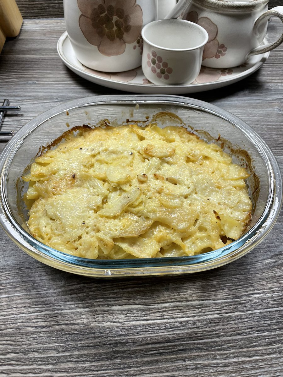 Mairebc's tweet image. #BatchCooking #FullOven today. #glutenfree #coeliac @janecdevonshire Cheat’s Veggie Chilli to serve with baked pots (rest of chilli destined for freezer) and Cauliflower cheese with leeks.  
Also ginger bikkies @mustntgrumble and flapjacks @4GlutenFreeFood parsnip&amp;amp;pot gratin