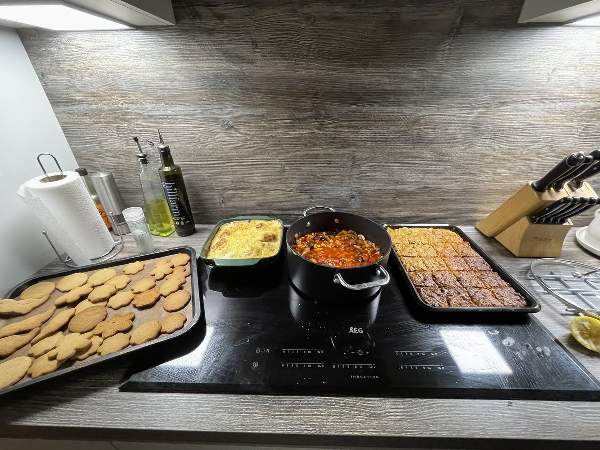 Mairebc's tweet image. #BatchCooking #FullOven today. #glutenfree #coeliac @janecdevonshire Cheat’s Veggie Chilli to serve with baked pots (rest of chilli destined for freezer) and Cauliflower cheese with leeks.  
Also ginger bikkies @mustntgrumble and flapjacks @4GlutenFreeFood parsnip&amp;amp;pot gratin