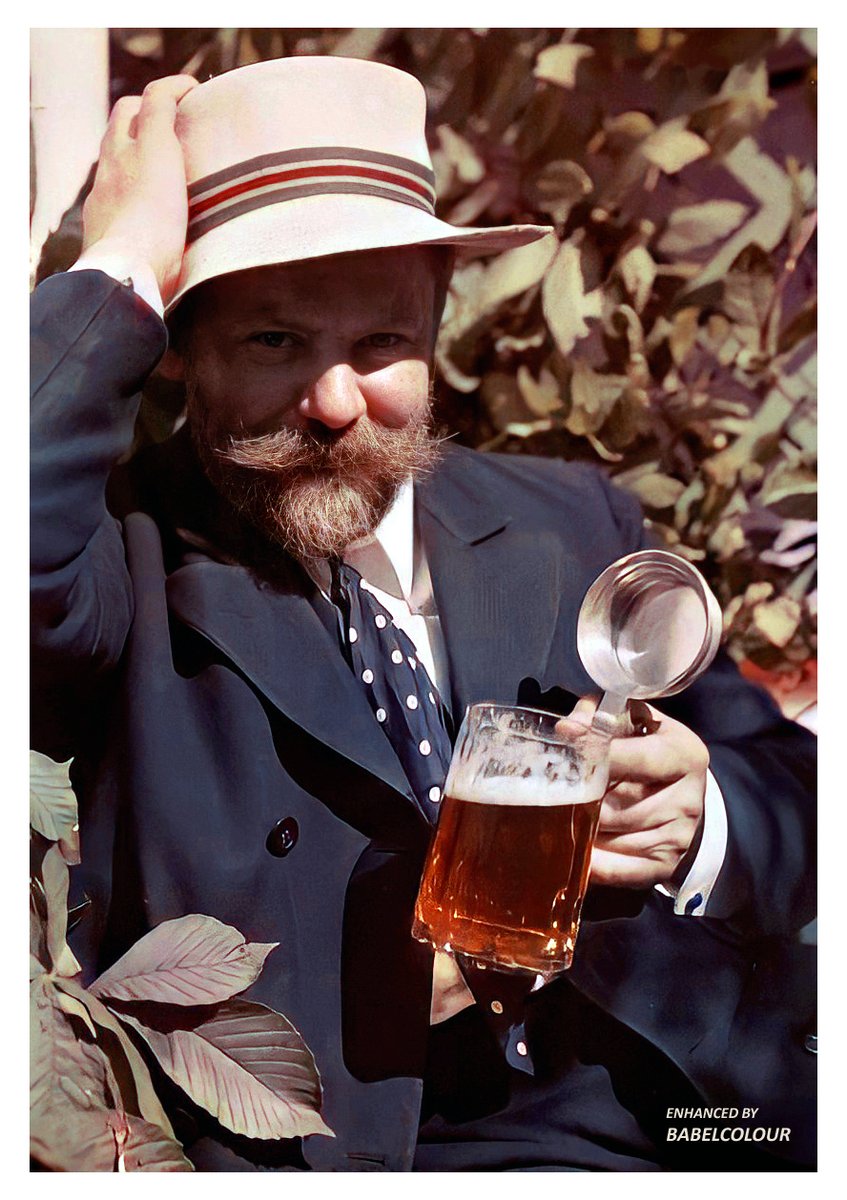 StuartHumphryes's tweet photo. American photographer Frank Eugene (1865-1936), photographed 116 years ago with a cool beer by fellow photographer Alfred Stieglitz (1864-1946). This is the summer of 1907, in original colour (not colourised). https://t.co/1R0SJrqdxH