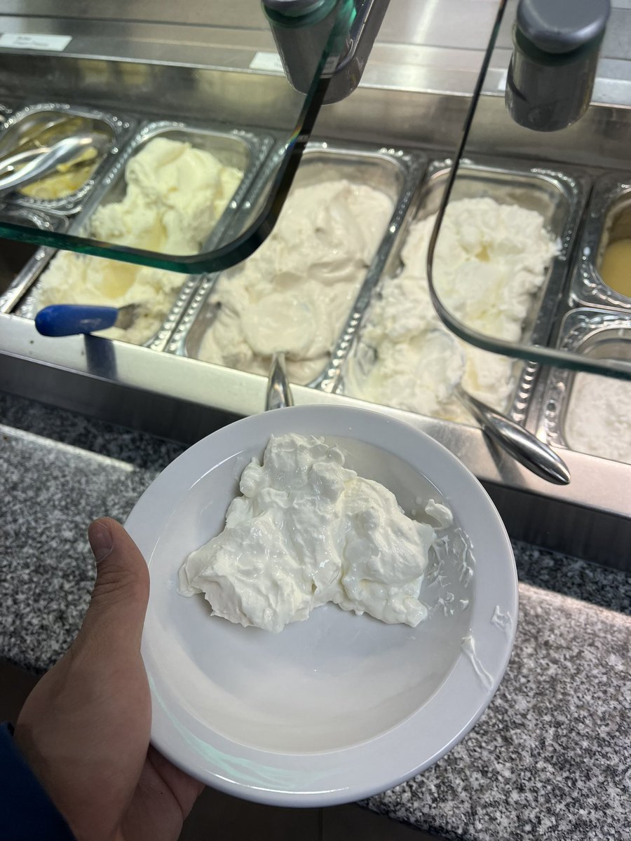 jaabves's tweet photo. สูตรโยเกิร์ตของโรงอาหารมหาลัยที่ผมจะคิดถึง 1. กรีกโยเกิร์ต 2. Granola 3. Almond butter 4. Coconut flakes &amp; chocolate chip 😭 https://t.co/Ocg7VY5x6M
