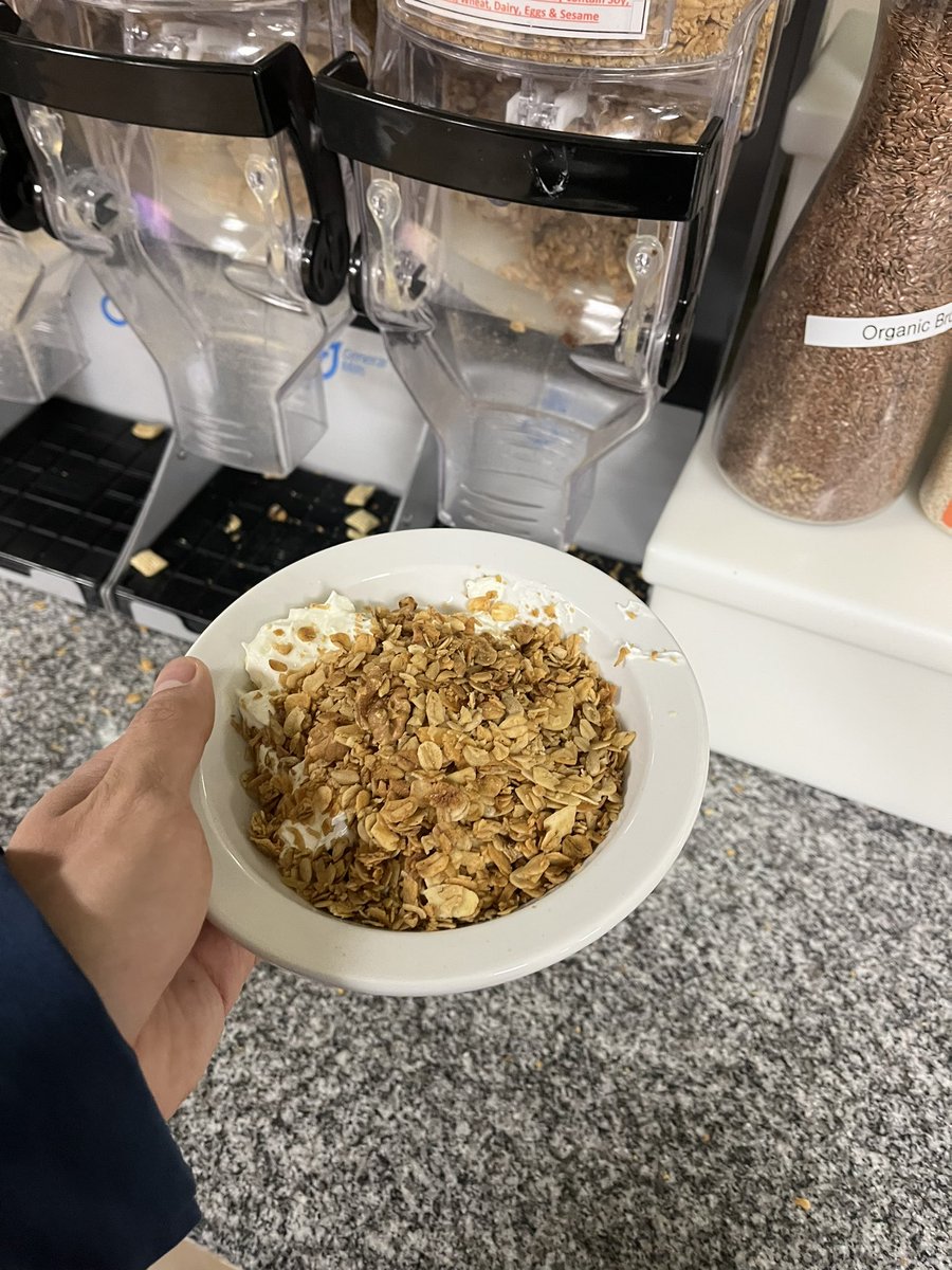 jaabves's tweet photo. สูตรโยเกิร์ตของโรงอาหารมหาลัยที่ผมจะคิดถึง 1. กรีกโยเกิร์ต 2. Granola 3. Almond butter 4. Coconut flakes &amp; chocolate chip 😭 https://t.co/Ocg7VY5x6M