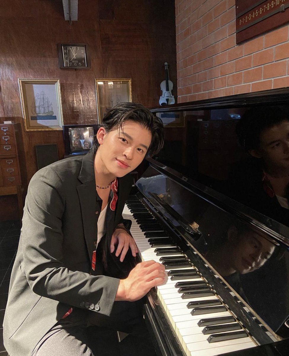 gwe tauu psti ketar ketir wktu gwe on dimari lngsung buat jedag jedug kan??!! GW UDH GNTENG LU PAKE FOTO GARUK SILITTT ANJIR DAH LAHHH, btww mksihhh chrysannn, kok bsa kalian kren gini jirrr??? sankyuuuuu chrysaaaaan❤️