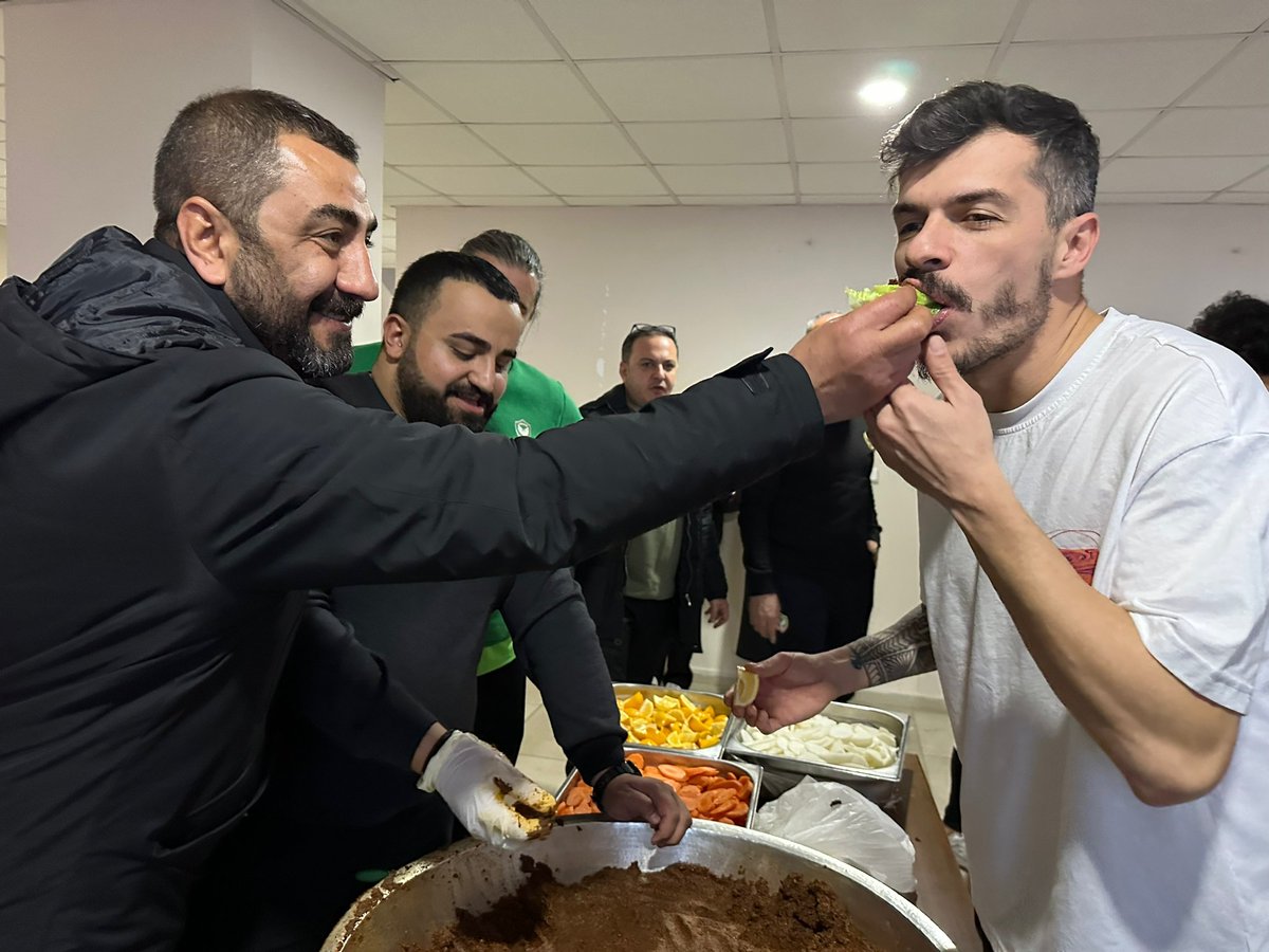 Yönetim Kurulumuz, maç sonrası takımımıza bol acılı Şanlıurfa çiğköftesi ikram etti. 😊