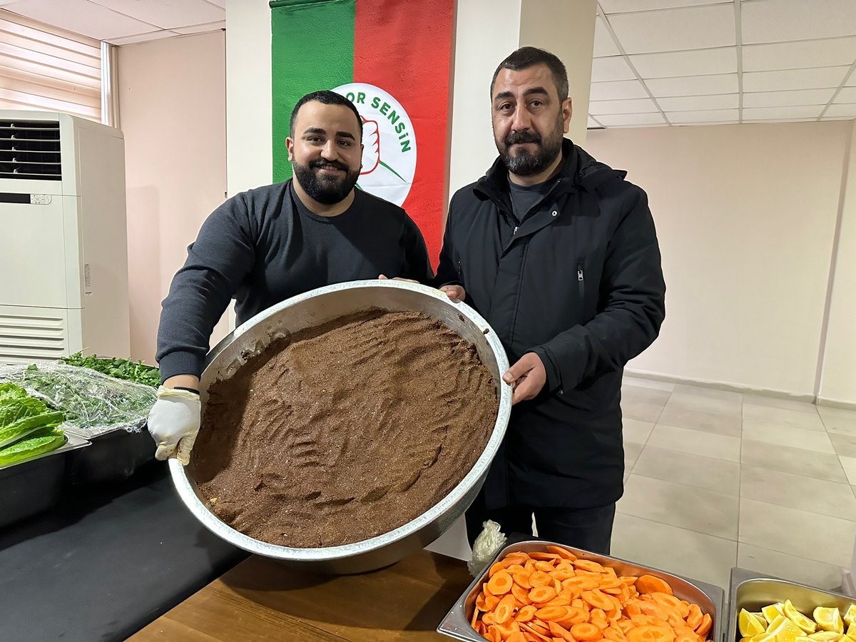 amedskofficial's tweet photo. Yönetim Kurulumuz, maç sonrası takımımıza bol acılı Şanlıurfa çiğköftesi ikram etti. 😊 https://t.co/crnQoYcInr