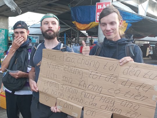 anphuc789's tweet photo. 3 thanh niên người Nga xin ăn ở phú Quốc,mac của đẻng đâu rồi https://t.co/1X4V4qs2NF