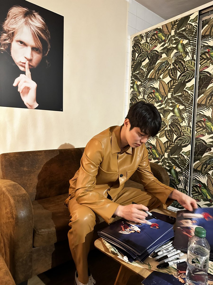 woosungofficial's tweet photo. @jaehyeong0011 
'Which is the sofa' - Clive https://t.co/JmJpAc9xqp