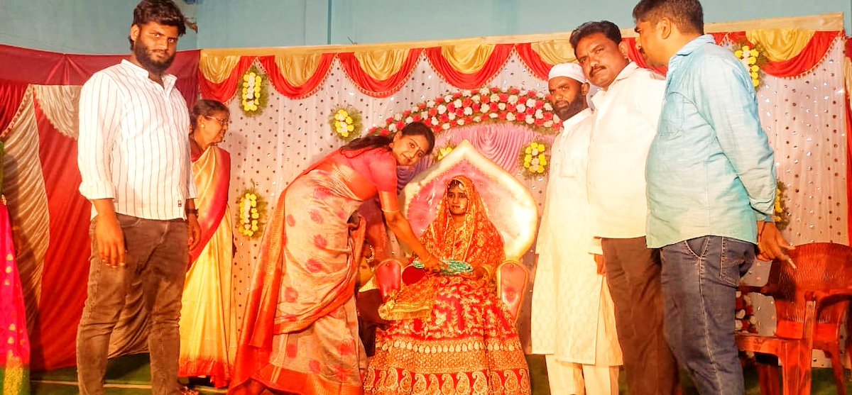SrilathaChalla's tweet photo. #నేరేడుచర్ల పట్టణ వాస్తవ్యులు షేక్ అబ్దుల్ అజీజ్ - సుల్తానా గార్ల కుమార్తె షేక్ శభానా - శన్వర్ ల (#షాదీ) వివాహ మహోత్సవ కార్యక్రమంలో పాల్గొని వధువుకు పెళ్ళికానుకగా చీరను అందించి నూతన వధూవరులను ఆశీర్వదించిన @BRSparty పట్టణ అధ్యక్షురాలు &amp; మున్సిపల్ వైస్ చైర్ పర్సన్ @SrilathareddyC https://t.co/qapjFOFXHY