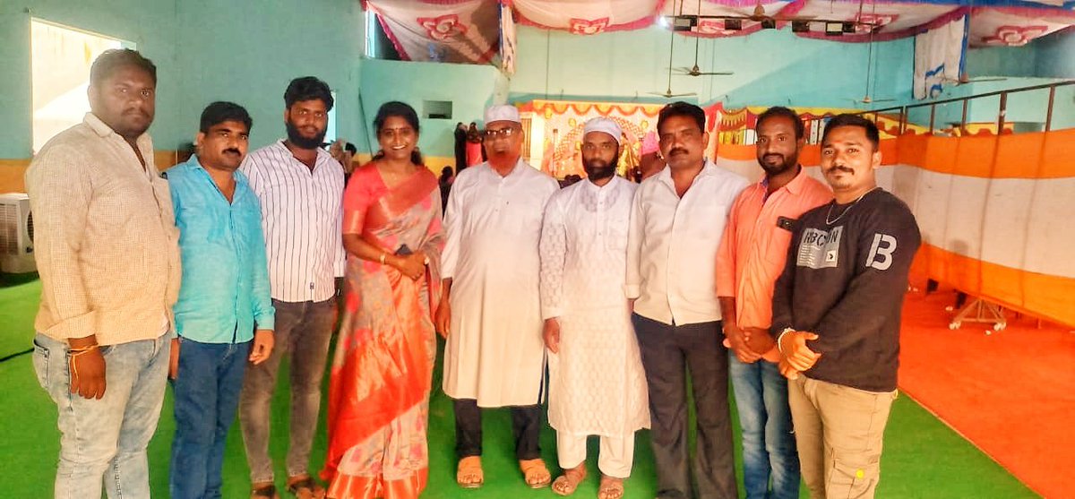 SrilathaChalla's tweet photo. #నేరేడుచర్ల పట్టణ వాస్తవ్యులు షేక్ అబ్దుల్ అజీజ్ - సుల్తానా గార్ల కుమార్తె షేక్ శభానా - శన్వర్ ల (#షాదీ) వివాహ మహోత్సవ కార్యక్రమంలో పాల్గొని వధువుకు పెళ్ళికానుకగా చీరను అందించి నూతన వధూవరులను ఆశీర్వదించిన @BRSparty పట్టణ అధ్యక్షురాలు &amp; మున్సిపల్ వైస్ చైర్ పర్సన్ @SrilathareddyC https://t.co/qapjFOFXHY