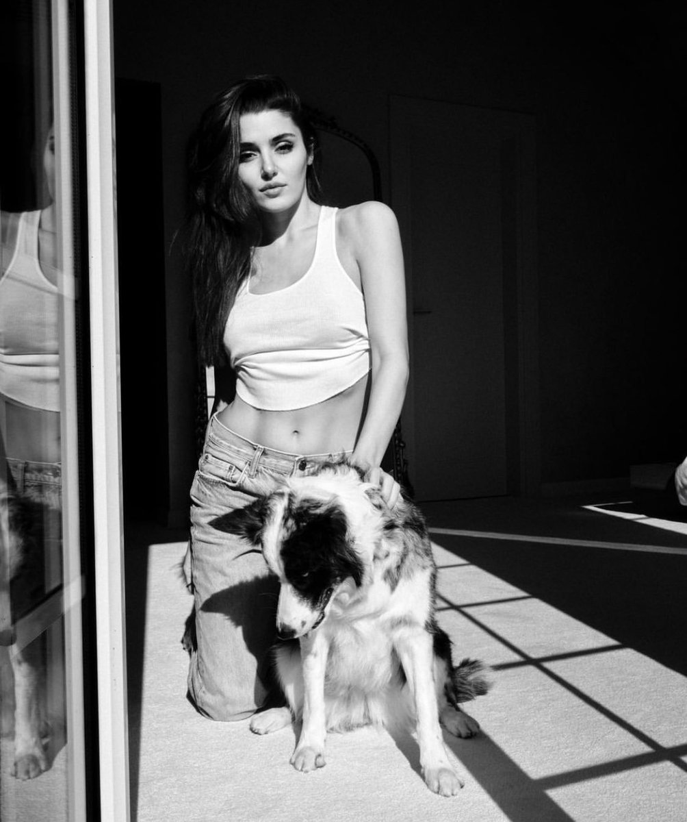 HandeErcelPT's tweet photo. 📸|| A atriz #HandeErçel atualizou o seu IG com fotos de Niebla e Azul, os seus animais domésticos. 🤍 https://t.co/cyJOWAz8YN