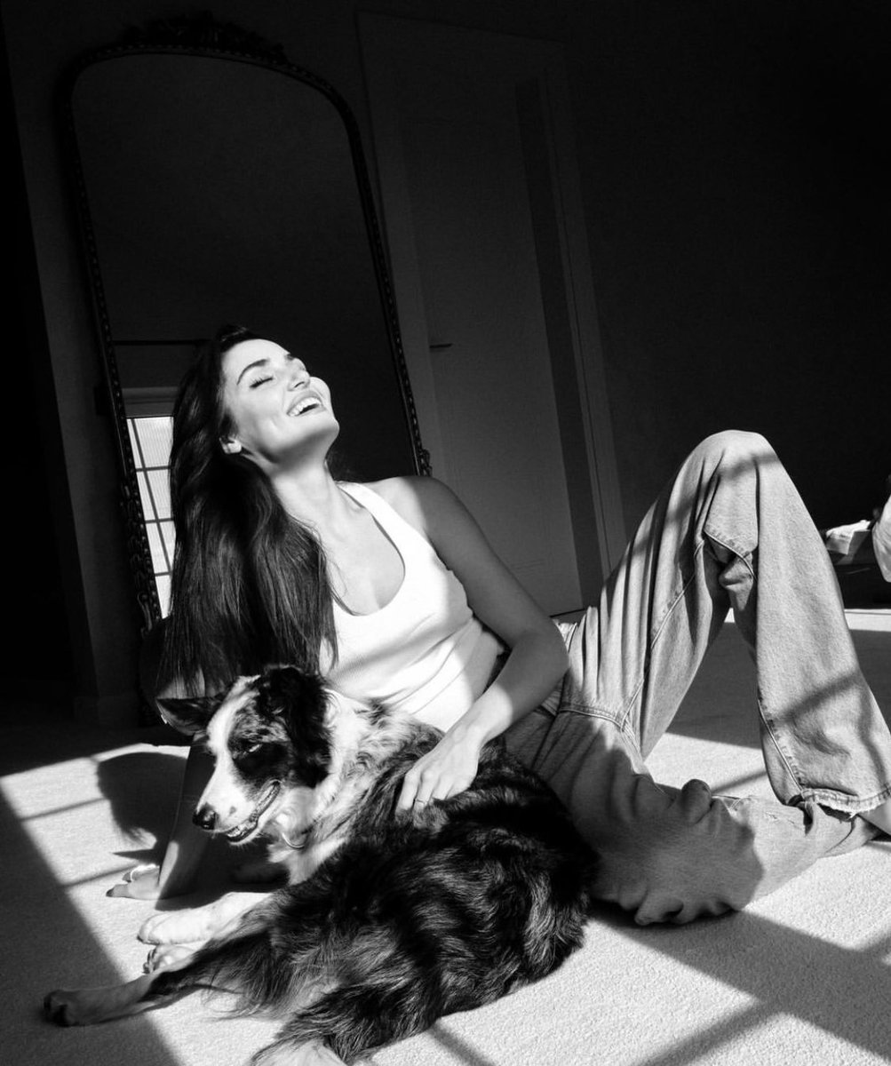 HandeErcelPT's tweet photo. 📸|| A atriz #HandeErçel atualizou o seu IG com fotos de Niebla e Azul, os seus animais domésticos. 🤍 https://t.co/cyJOWAz8YN