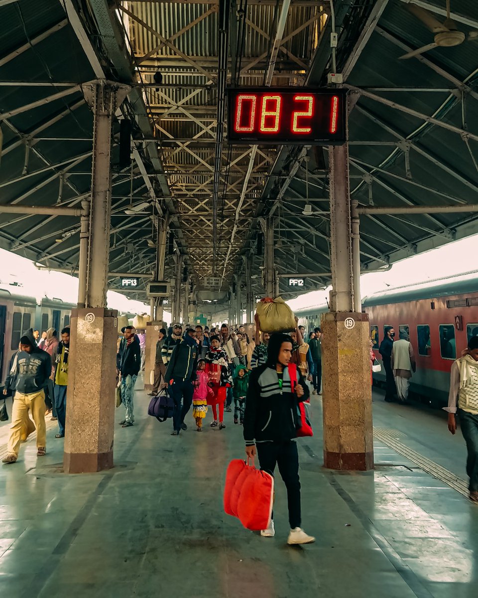 𝑰𝒕'𝒔 𝑻𝒊𝒎𝒆 🕗🚊

#travelphotography #timetotravel #journeybegins #dailyphotos #howrahstation #incredibleindia #indianpictures #shotonphone #beet_te_lamhein #oneplusshot #oneplusindia #oneplusphotostory #NFT #nftcollectors #NFTCommunity #NFTartist