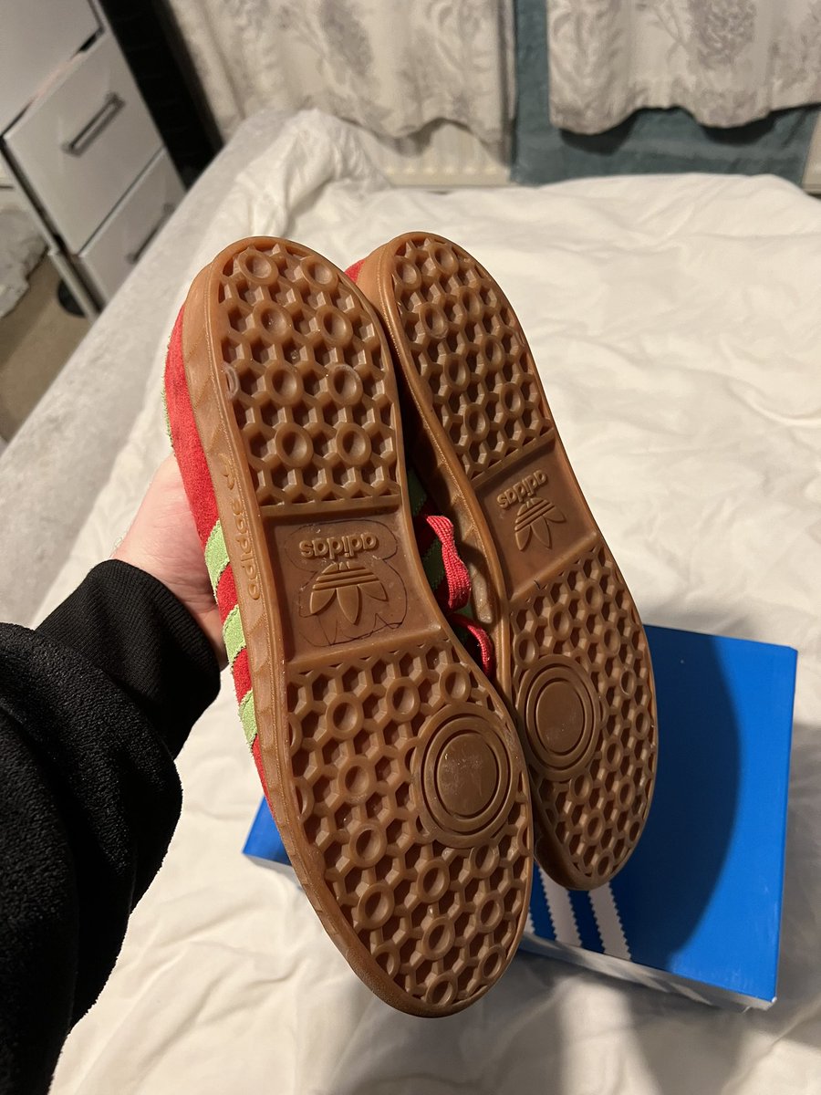 Alex_Angell_15's tweet photo. @adiFamily_ Hamburgs size 12 - worn still in good condition few marks due to age - not original box but will send in adidas box - £45 TYD (F+F) +4% G+S https://t.co/LtP870LJpu