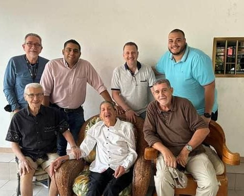 camaradecumana's tweet photo. Reunión de ex presidentes de La Cámara de Comercio, Industria y Producción de Cumaná. Sólo pedimos salud plena, para seguir trabajando por la Primogénita #Cumaná 
#expresidentes
#trabajo
#alternancia
#empeño
#dedicación https://t.co/77wGfWsdgL