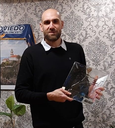 ElFortin_OCB's tweet photo. "N'alcordanza para el más grande. Gracias Oli. Oviedo 2023." Qué buen momento la espicha de ayer para entregar un recuerdo de "su afición" al gran @arteaga_oliver. Ejemplo para tod@s, el jefe del @oviedocb https://t.co/QIM7BxA3Ln