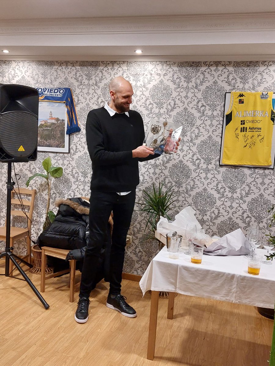 ElFortin_OCB's tweet photo. "N'alcordanza para el más grande. Gracias Oli. Oviedo 2023." Qué buen momento la espicha de ayer para entregar un recuerdo de "su afición" al gran @arteaga_oliver. Ejemplo para tod@s, el jefe del @oviedocb https://t.co/QIM7BxA3Ln