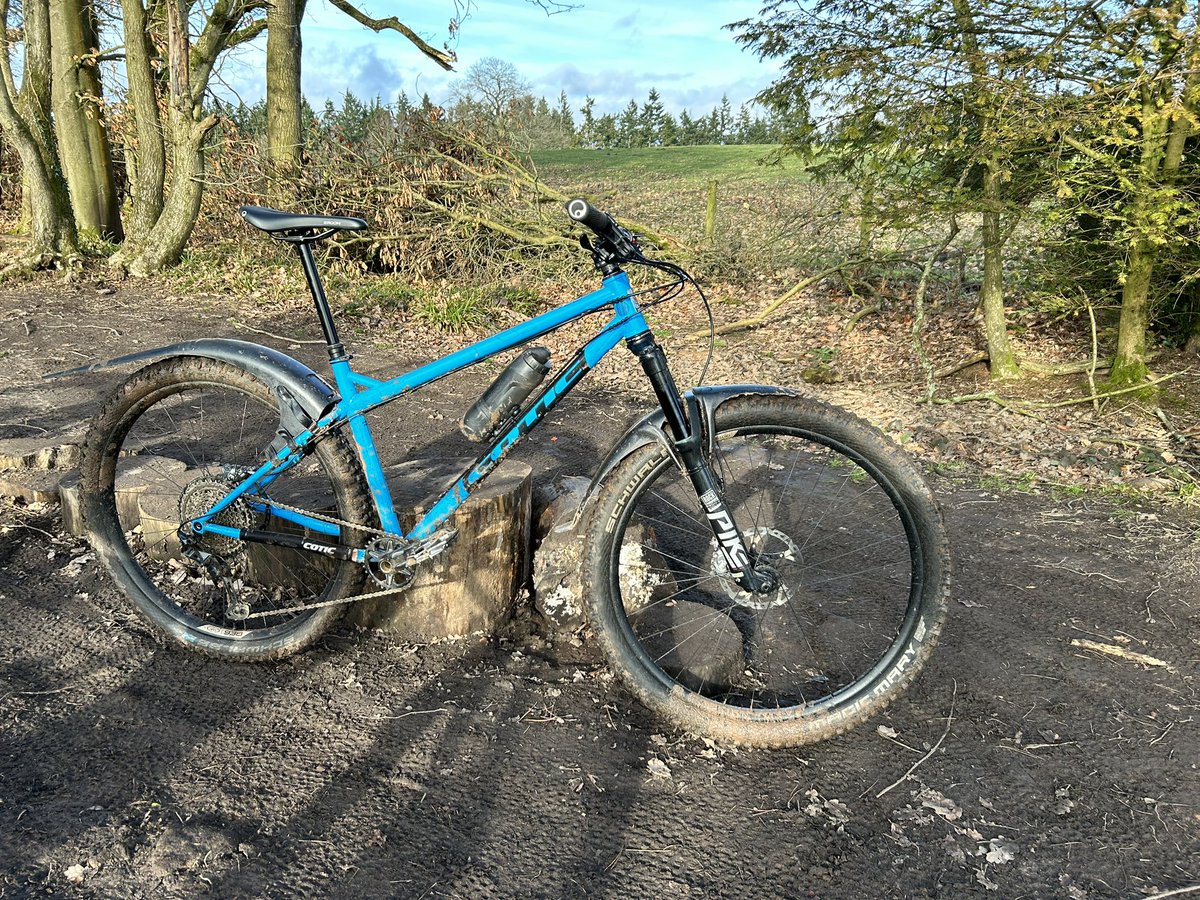 P_HEDGEHOG's tweet photo. A bit of warmth, a bit of sun, a bit less mud makes me very happy. Driest / warmest ride for at least 2 months!
Roll on weds night π #mtb #penyard #mostlydry https://t.co/6fvxUoAmlv