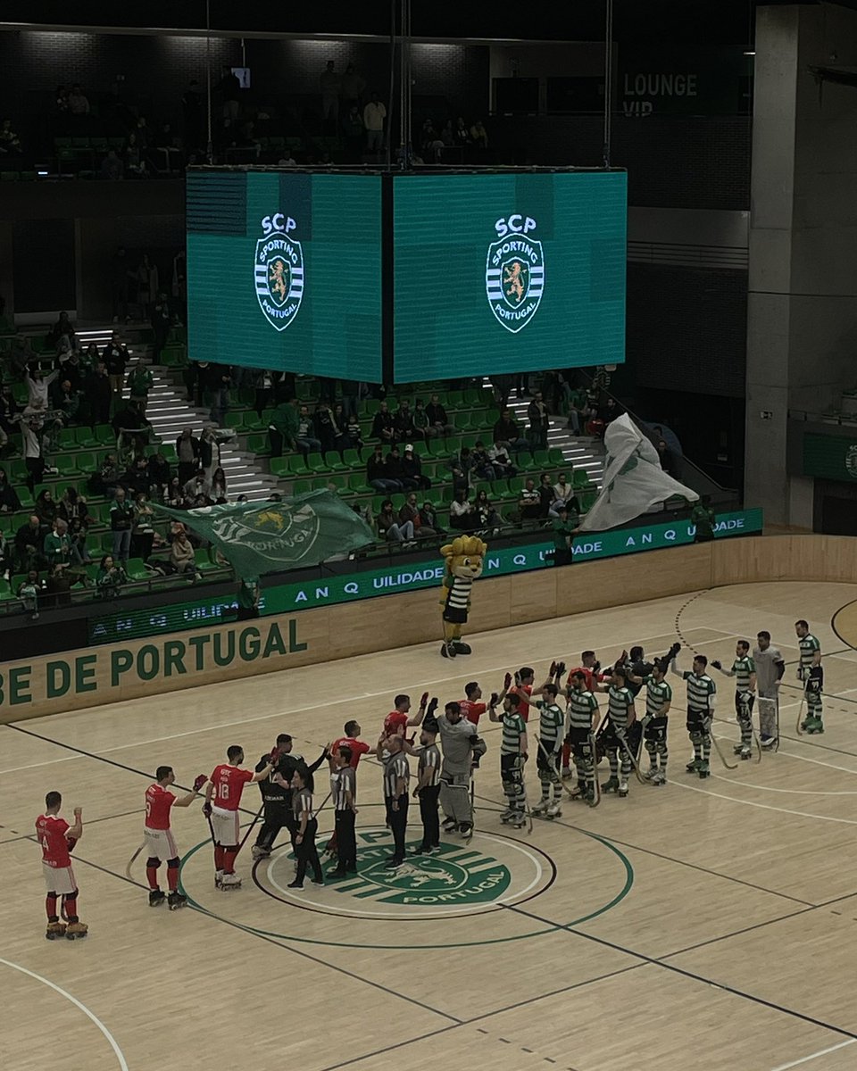 SCPModalidades's tweet photo. #HóqueiSCP | 📸  Cachecóis ao alto… é hora de #MundoSabeQue no Pavilhão João Rocha 💚

#SCPSLB #CN1D https://t.co/J0Bn8O3AHn