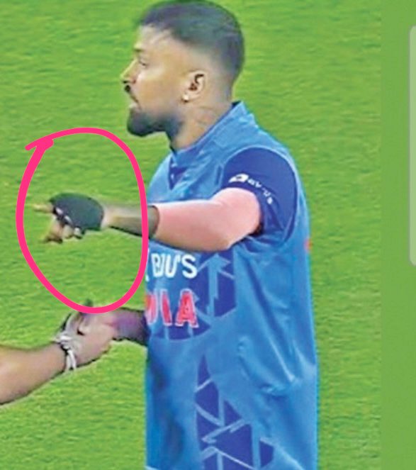 nibraz88cricket's tweet photo. He is wearing a glove on his left hand when fielding, And also when he’s bowling.. I don’t think it’s within the rule @ICC ? Im sure everyone in the combox noticed it, but nobody spoke against it 😂😂 https://t.co/Gm8REAfSyO