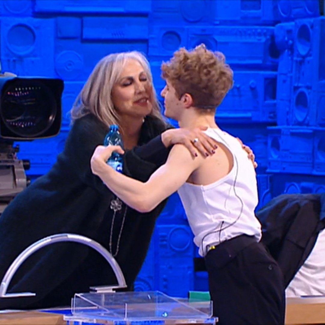 bethesunsh1ne's tweet photo. La Maestra Celentano la migliore li dentro che tiene veramente ai suoi allievi 
#amici22 https://t.co/vEbRpu067U