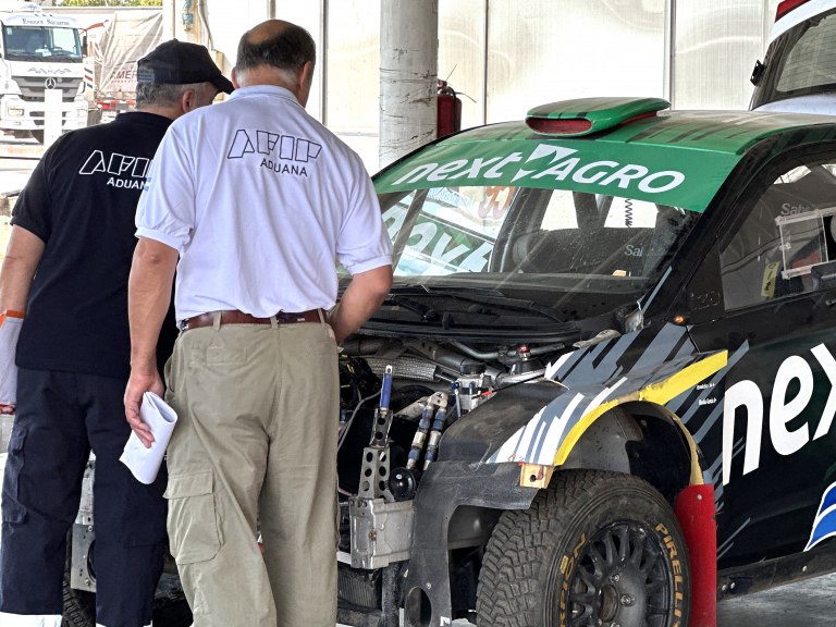 RED92cadadiamas's tweet photo. ➡️🇨🇱🏎️ #infoRED92 | #Investigación | #CampeonatoArgentino | #AutosDeChile | #Contrabando | #Rally
Investigan presunto contrabando de tres autos que iban a participar en el Campeonato Argentino de Rally
https://t.co/20S4BRHZFd https://t.co/n4UOO8ehyn