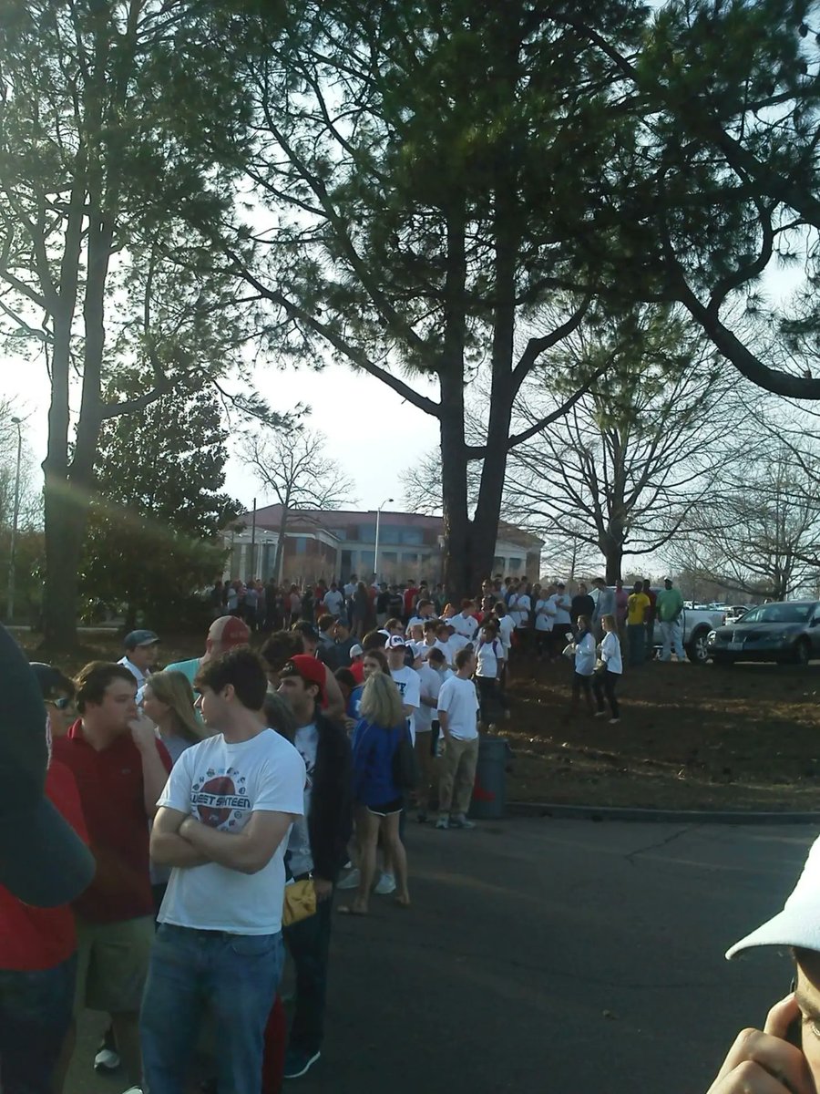 Pinhustla's tweet photo. When I was a student at Ole Miss this was 4 hours before a basketball game... Fix it  @KeithCarterOM 

Cc: @OMRebelNation https://t.co/yu7FrUKPmw