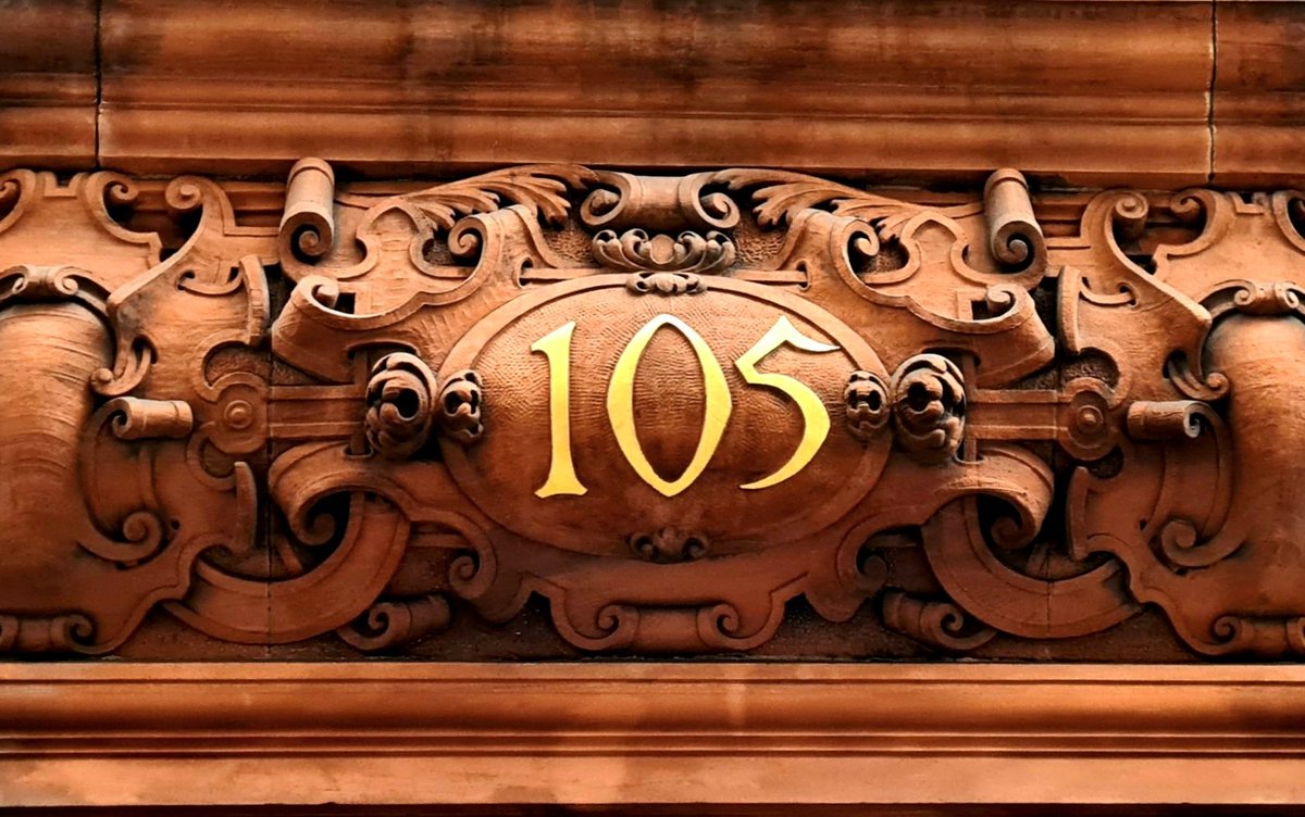 Some impressive stone scrollwork on the door lintel of 105 West George Street in Glasgow.

#glasgow #architecture #glasgowbuildings #designdetails #buildingphotography #designphotography #westgeorgestreet #carvings #stonework #scrollwork #stonecarving