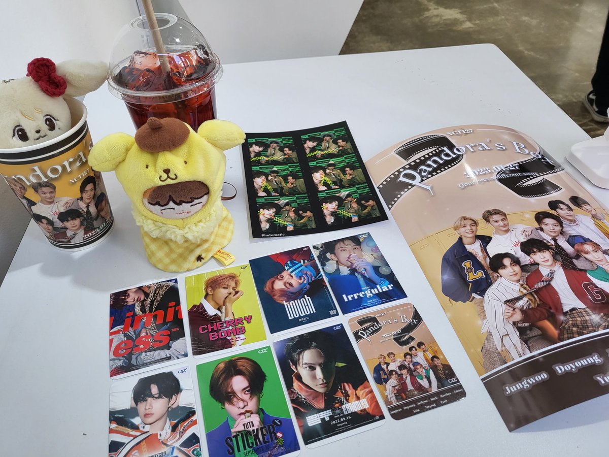 toocoldoutsid_'s tweet photo. 현생 살고 바로 간 홍대! 특전이 진짜 너무 예뻤고 몽글몽글한 사진들도 많이 걸려있어서 127뽕 제대로 차서 돌아왔당 (｡◠‿◠｡)
포토티켓 쟈니랑 재혀니는 못 뽑은 게 아쉬웠지만 저렇게만 모아놔도 가섬이 따땃해지는 기분이었다!

#우리칠_이어지는_에필로그
#칠푸딩들_일이칠데이_가보자궁 https://t.co/YaO0Bh9gWV