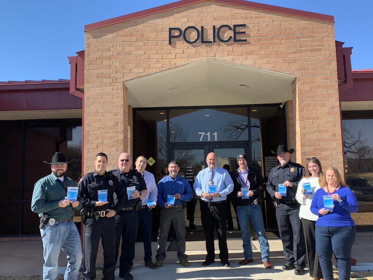 BeltonPolice's tweet photo. We had the honor of participating in the #AwareCTX #TXBlueSandProject to raise awareness in hopes of ending human trafficking. Filling the cracks with blue sand is a visual representation to show survivors that there is support in our community. #BlanketBellBlue 💙 https://t.co/4QYk5WwFIc