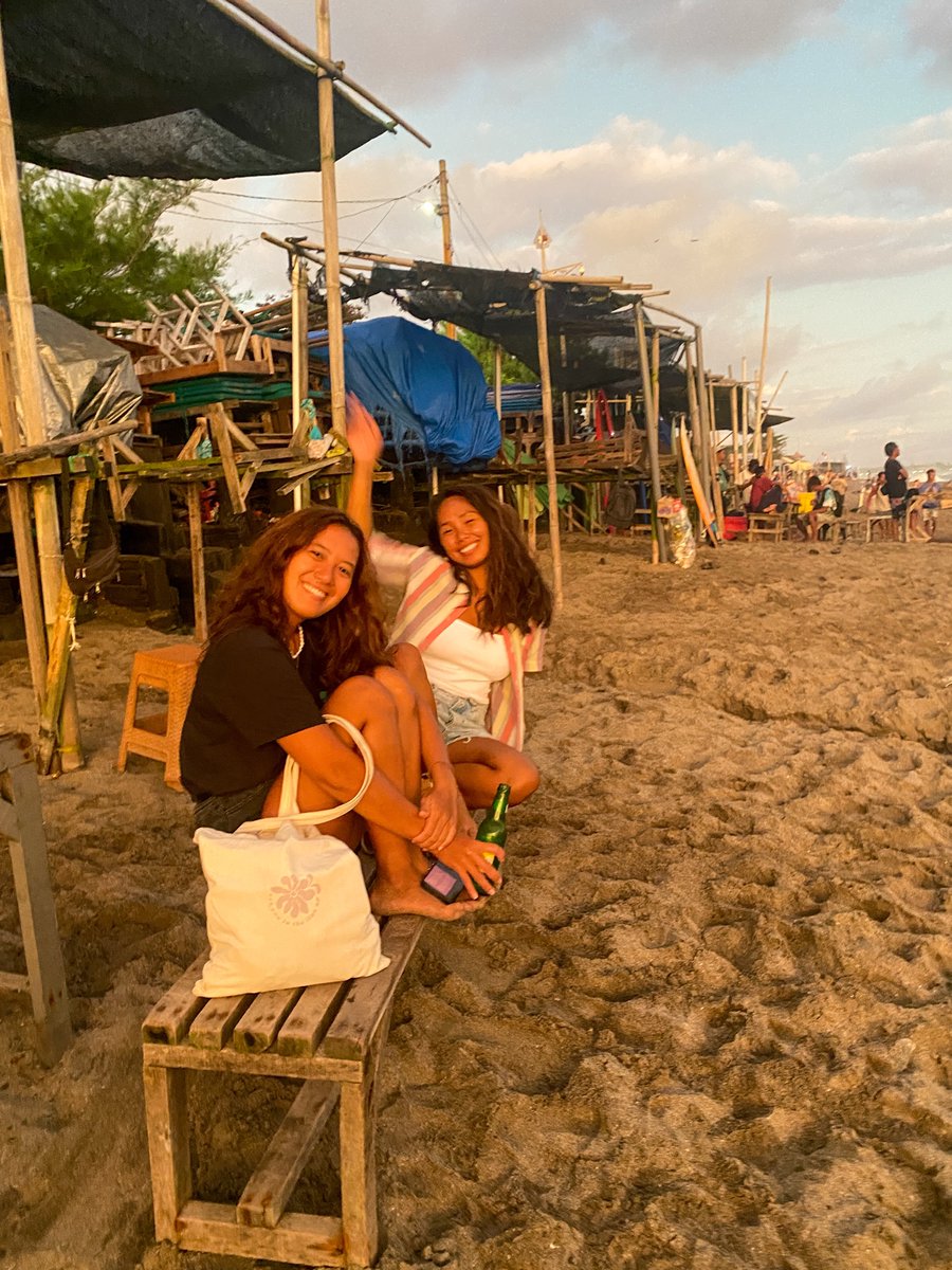 maggnifier's tweet photo. a bottle of bintang, a sunset, and a company of an old pal. life’s good🤌🏽 https://t.co/SUqgy8oqLQ