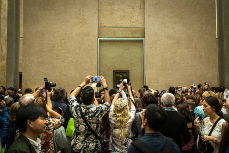 Mitificar al artista cómo genio y a sus piezas como "obras maestras" trae más consecuencias negativas que positivas. También el fetichizar lugares y ciudades.

Tanto para el turismo, como para los museos, sus trabajadores, los visitantes y para la propia historia del arte.