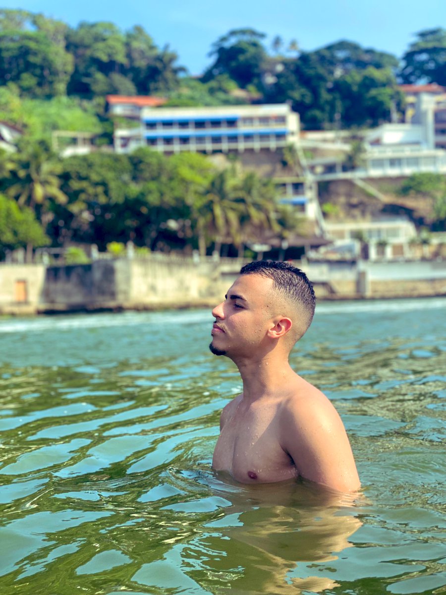 reeitrem's tweet photo. Aparecendo por aqui, estava sumido 👋🌊☀️☀️ https://t.co/8SkKdmlXIm