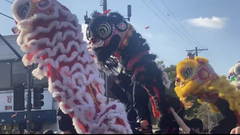 Syndicate650's tweet image. 在唐人街举办的金龙大游行是历史最悠久的一个，迄今已经是第124届，经过100多年的变迁，兔年游行从展现中华传统文化逐渐变得中西合璧，游行队伍来自不同种族和文化北京，现场观众更是洋人比华人更多，大游行是洛杉矶中华总商会举办。