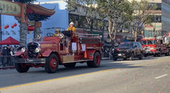 Syndicate650's tweet image. 在唐人街举办的金龙大游行是历史最悠久的一个，迄今已经是第124届，经过100多年的变迁，兔年游行从展现中华传统文化逐渐变得中西合璧，游行队伍来自不同种族和文化北京，现场观众更是洋人比华人更多，大游行是洛杉矶中华总商会举办。