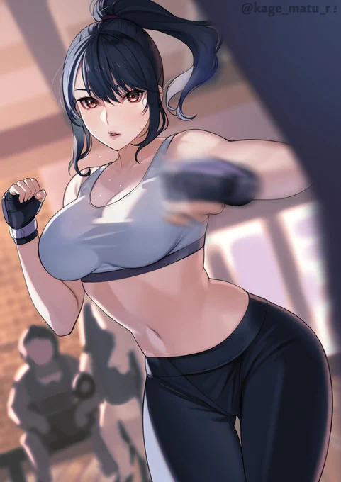 パンチするお姉さん。 
