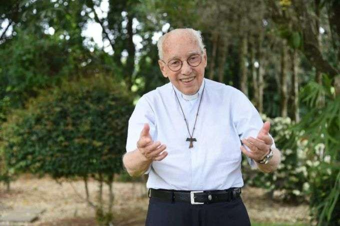 obscat's tweet photo. 🇧🇷Cachoeira Paulista aprova feriado em homenagem a Monsenhor Jonas Abib.  A Câmara Municipal de Cachoeira Paulista-SP aprovou por unanimidade transformar em feriado municipal o dia 12/12 data da morte do Monsenhor Jonas Abib, fundador da Canção Nova. https://t.co/ravCfwvUP7
