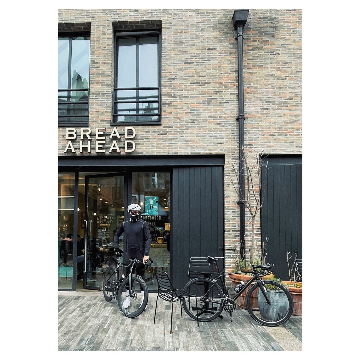 jferg_76's tweet photo. Sunday is for Coffee & Cinnamon Buns @DrCraigChiro #sundaze #londontown #cycling #bikelife #boxcar #breadahead #21grams @BoxcarLondon @BreadAhead https://t.co/VLoAccGATQ